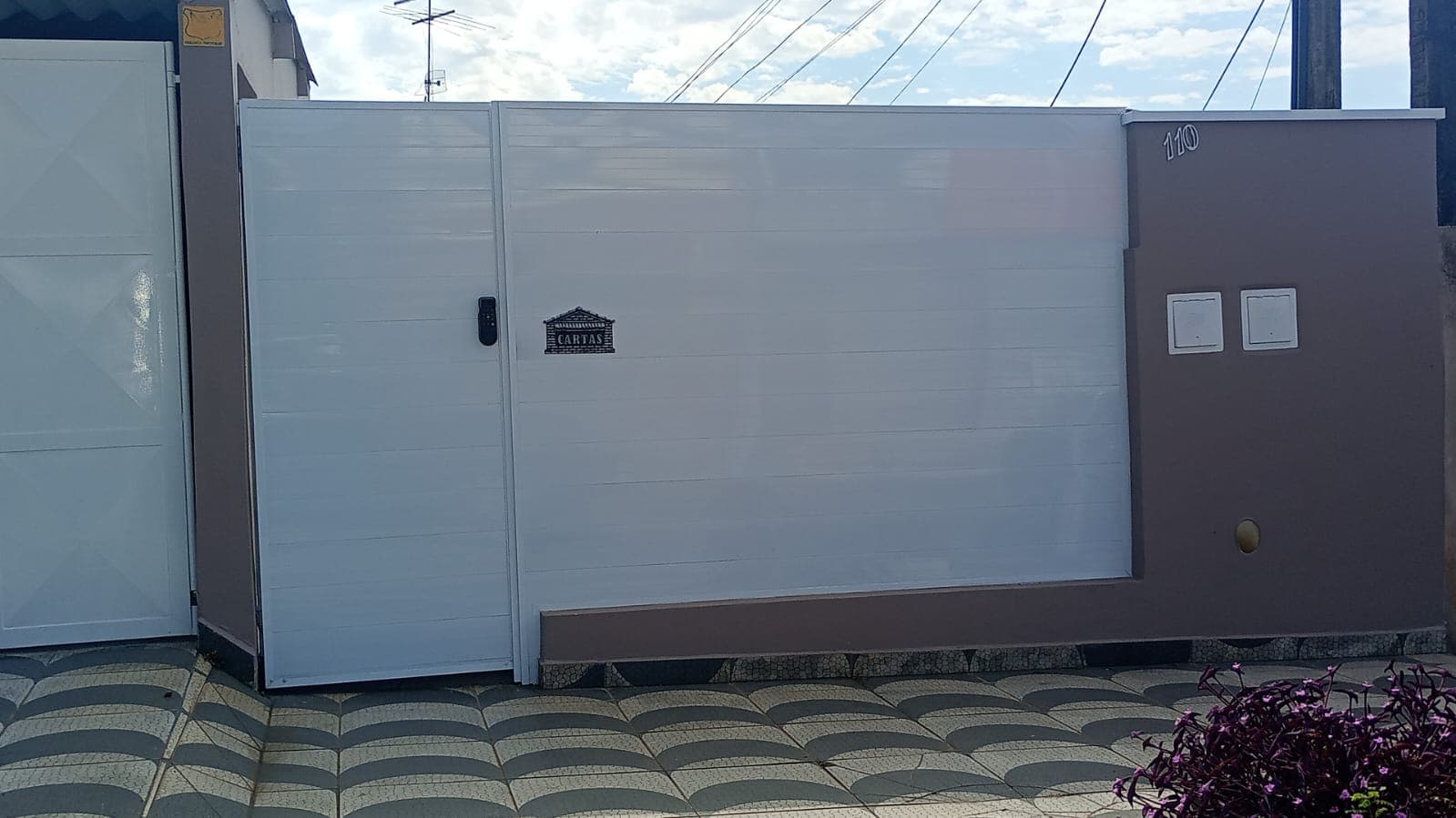 Portão lateral em alumínio ripado branco com fechadura
