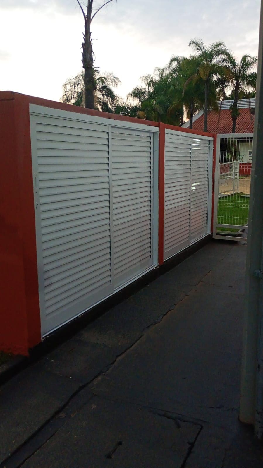 Portão lateral em alumínio ripado branco de correr