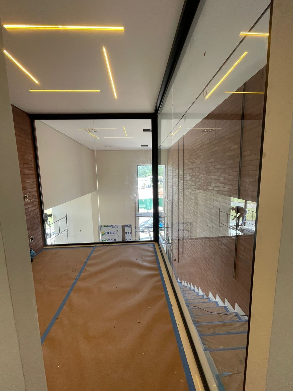 Janela de vidro fixa em esquina, vista externa com andaime
