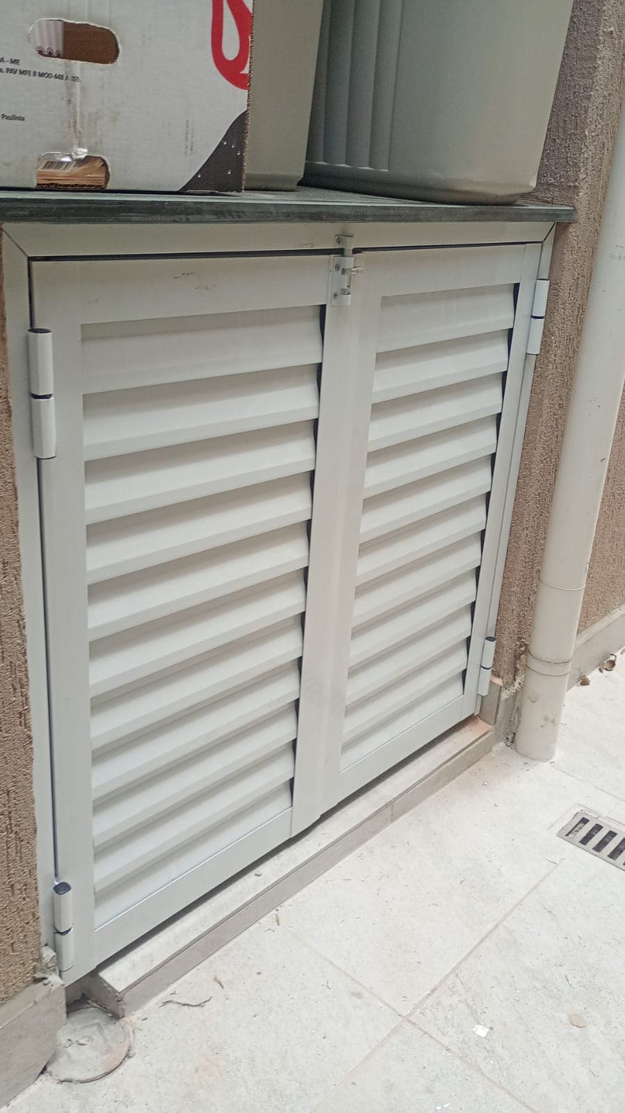 Gabinete externo em alumínio ripado branco anexo à casa